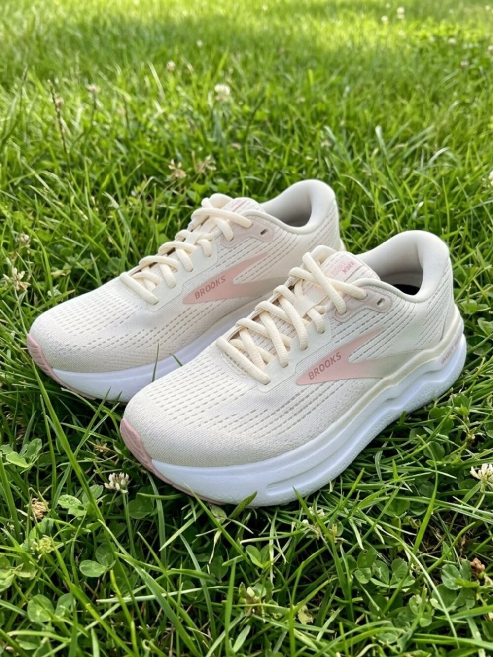 Brooks Ghost Max Women’s Size 8.5 Running Shoes Off White Cream Neutral Sneakers